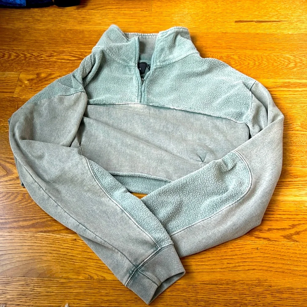 Urban Outfitters Cropped Sweatshirt SIZE SMALL - Picture 1 of 2